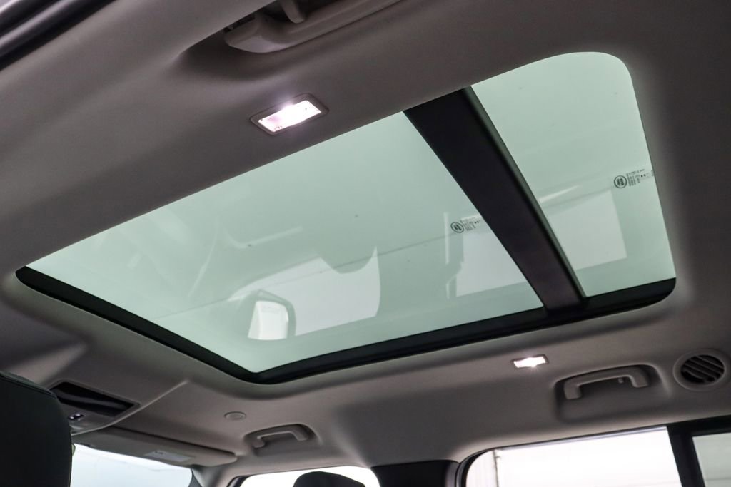 Used 2023 Land Rover Defender 130 SE image 24