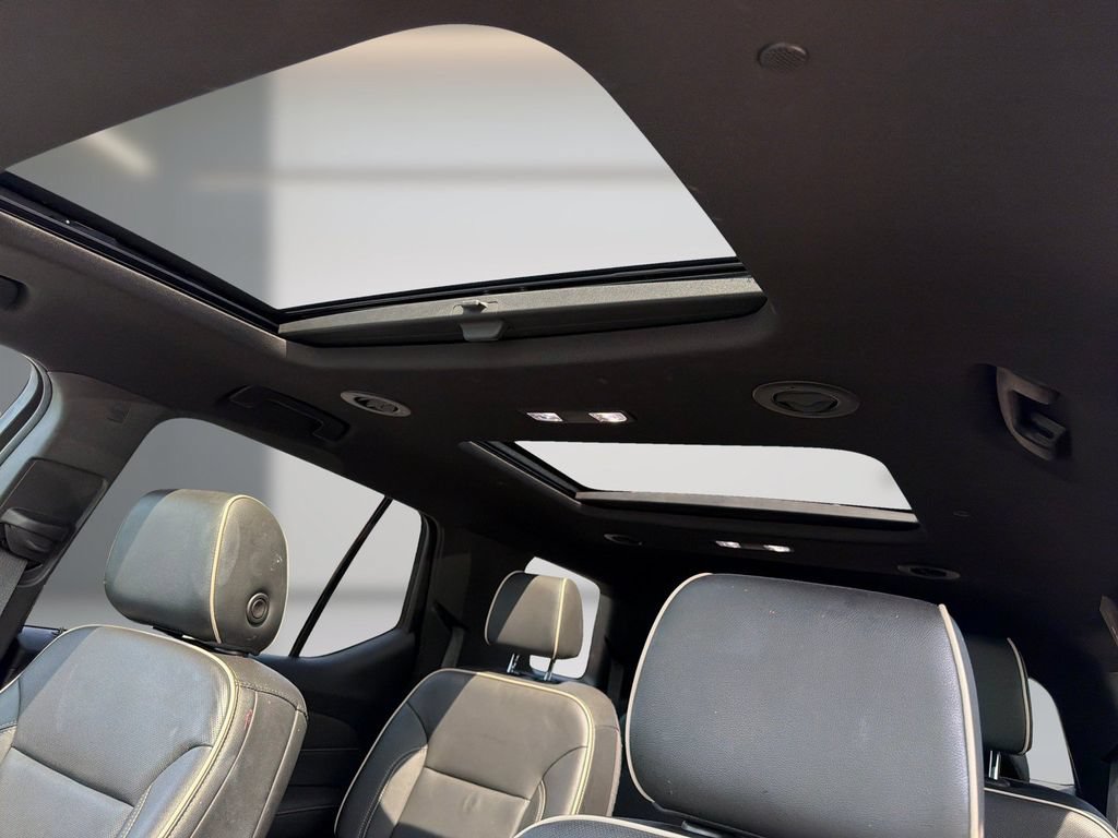 Used 2022 Chevrolet Traverse Premier w/ Redline Edition FWD image 17