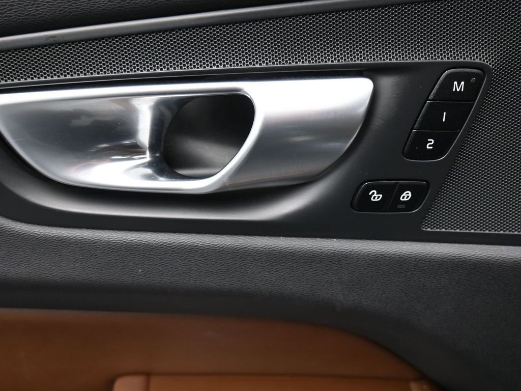 Used 2024 Volvo XC60 B5 Plus AWD/4WD image 10