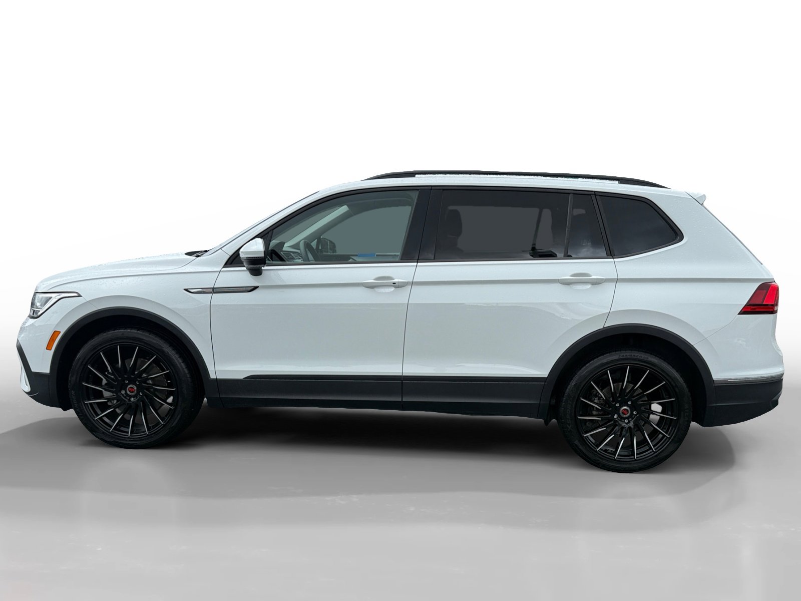 Used 2023 Volkswagen Tiguan S FWD image 2