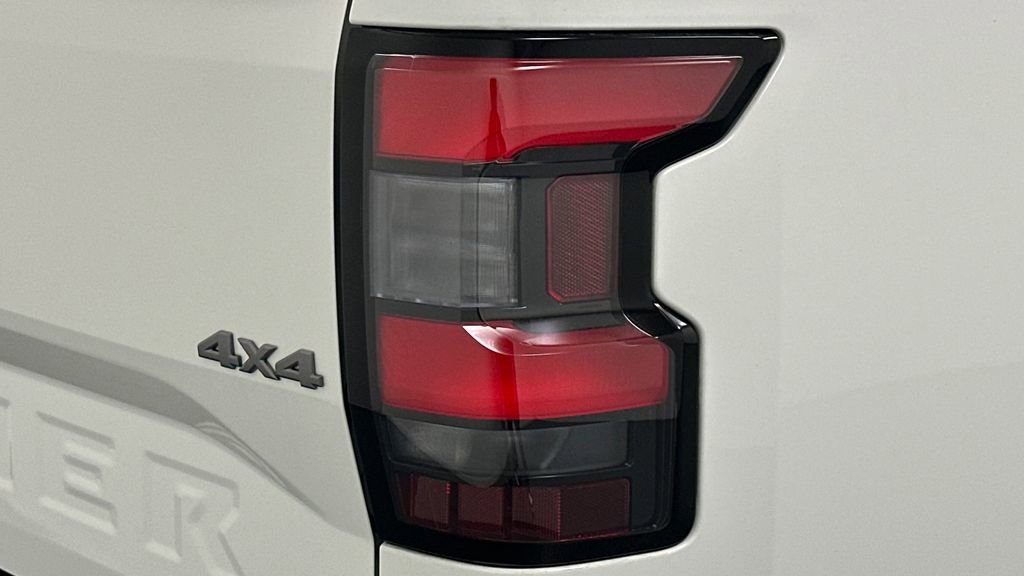 Used 2025 Nissan Frontier SV w/ SV Convenience Package image 23