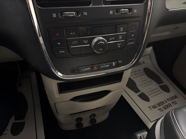 Used 2016 Chrysler Town & Country Touring FWD image 21