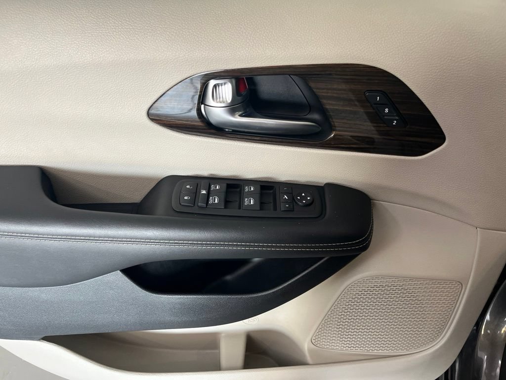Used 2023 Chrysler Pacifica Limited FWD image 51