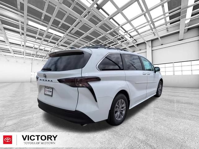 Used 2026 Toyota Sienna LE FWD image 4