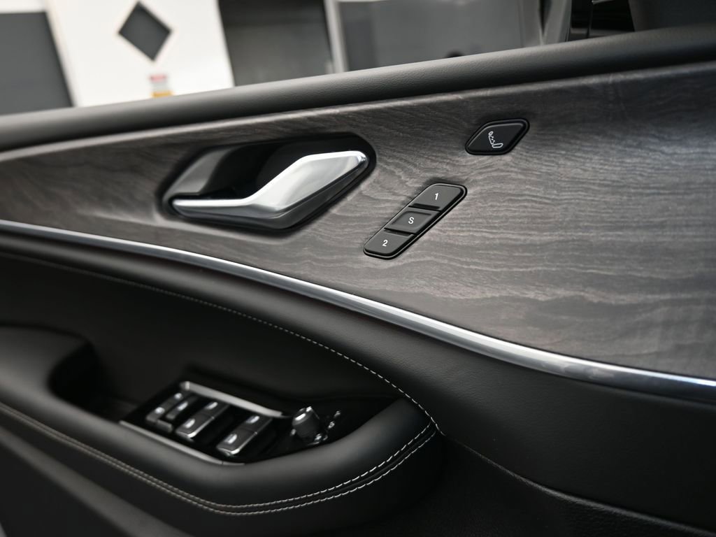 Used 2024 Jeep Grand Cherokee Overland w/ Luxury Tech Group IV image 14