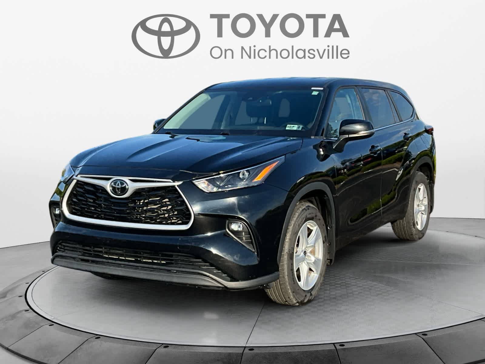 Used 2024 Toyota Highlander LE AWD/4WD image 1