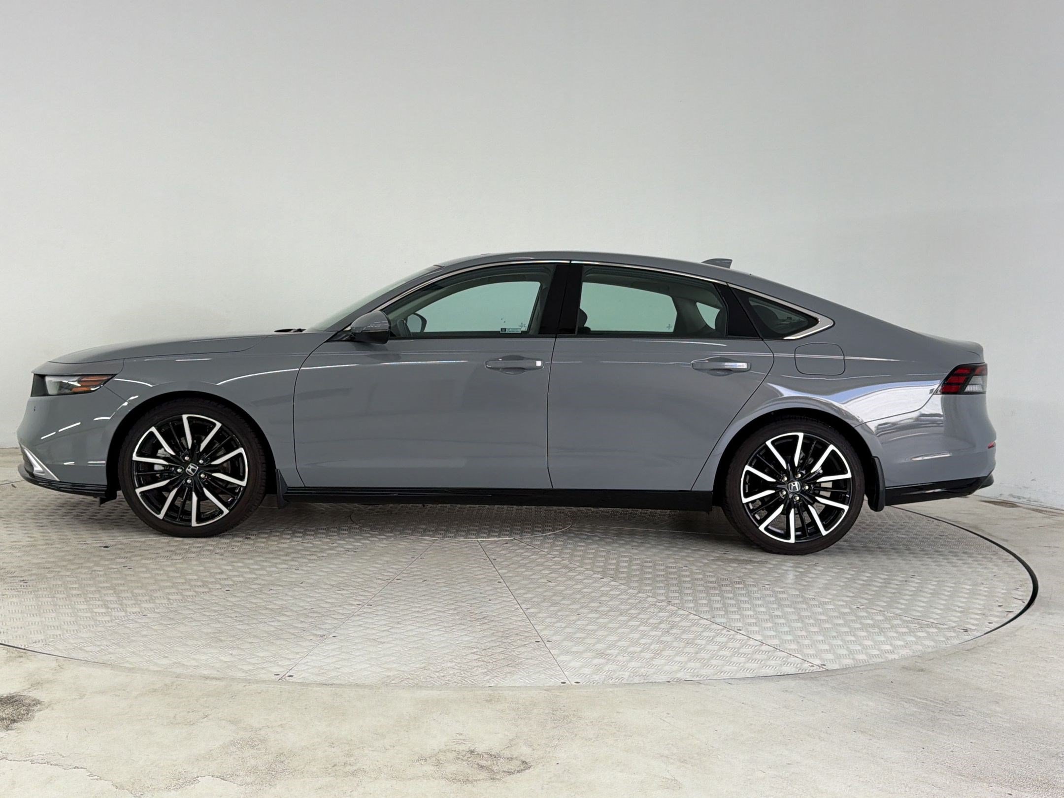Used 2025 Honda Accord Touring image 2