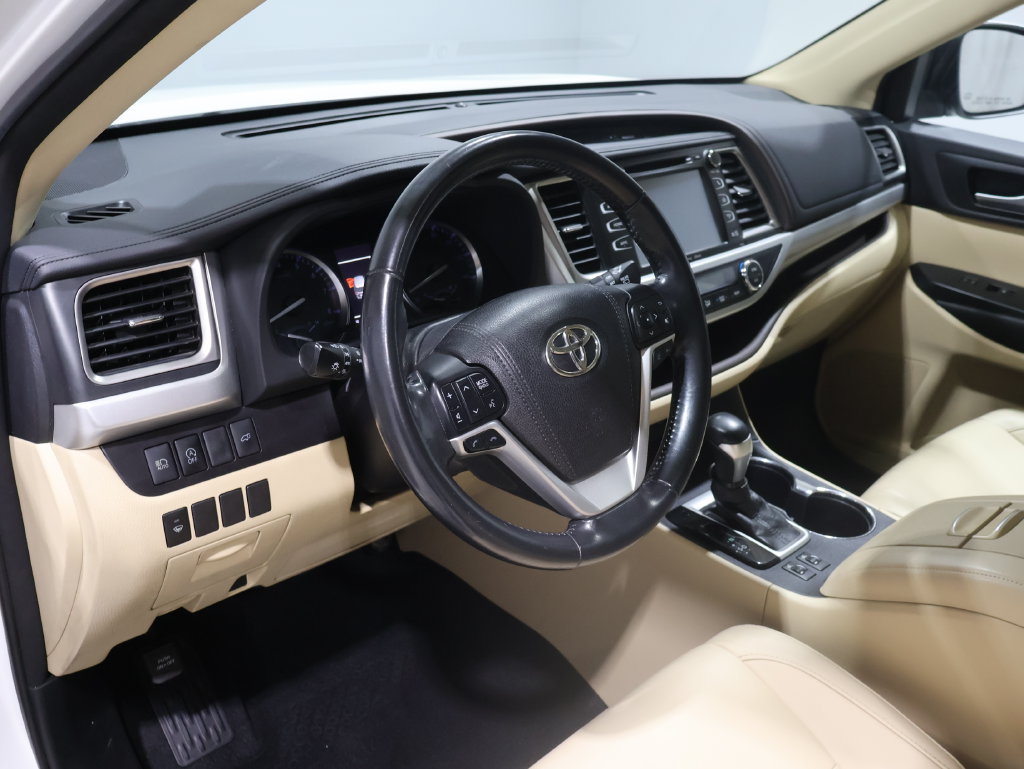Used 2018 Toyota Highlander XLE AWD/4WD image 15