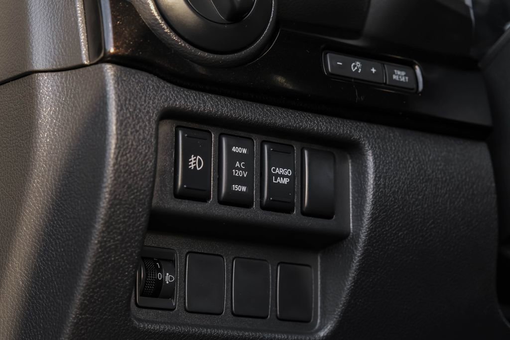 Used 2018 Nissan Titan SV w/ SV Convenience Package image 26