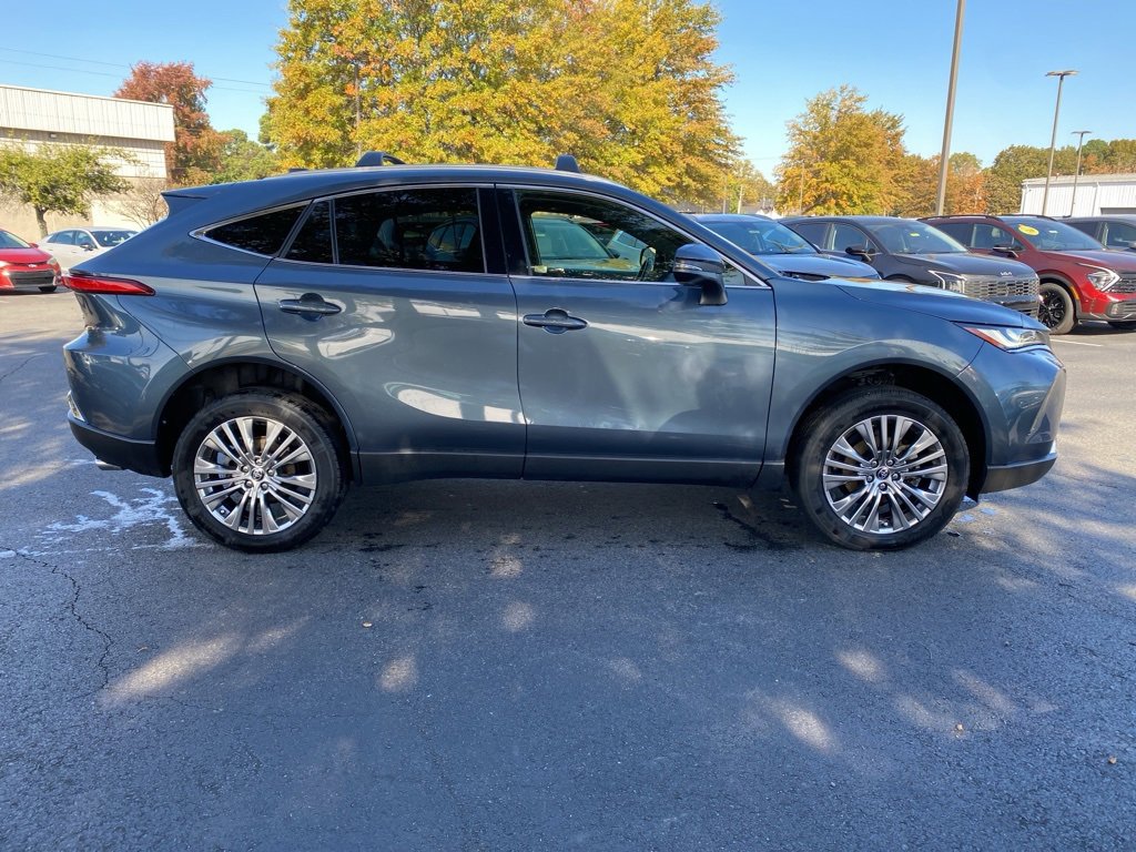 Used 2022 Toyota Venza XLE image 9