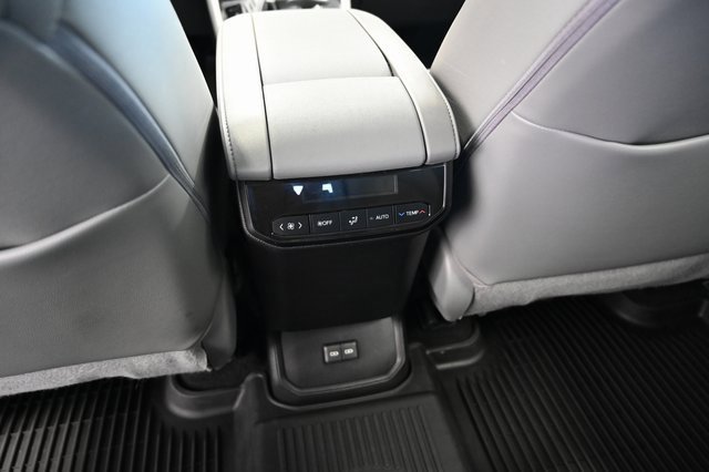 Used 2023 Toyota Highlander XLE image 28