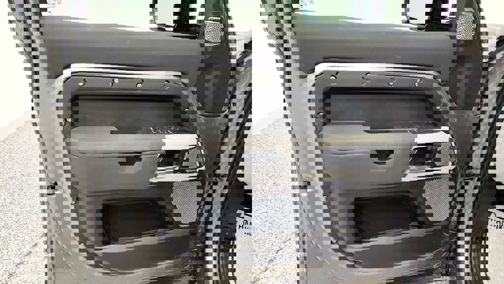 Used 2023 Land Rover Defender 130 S image 11