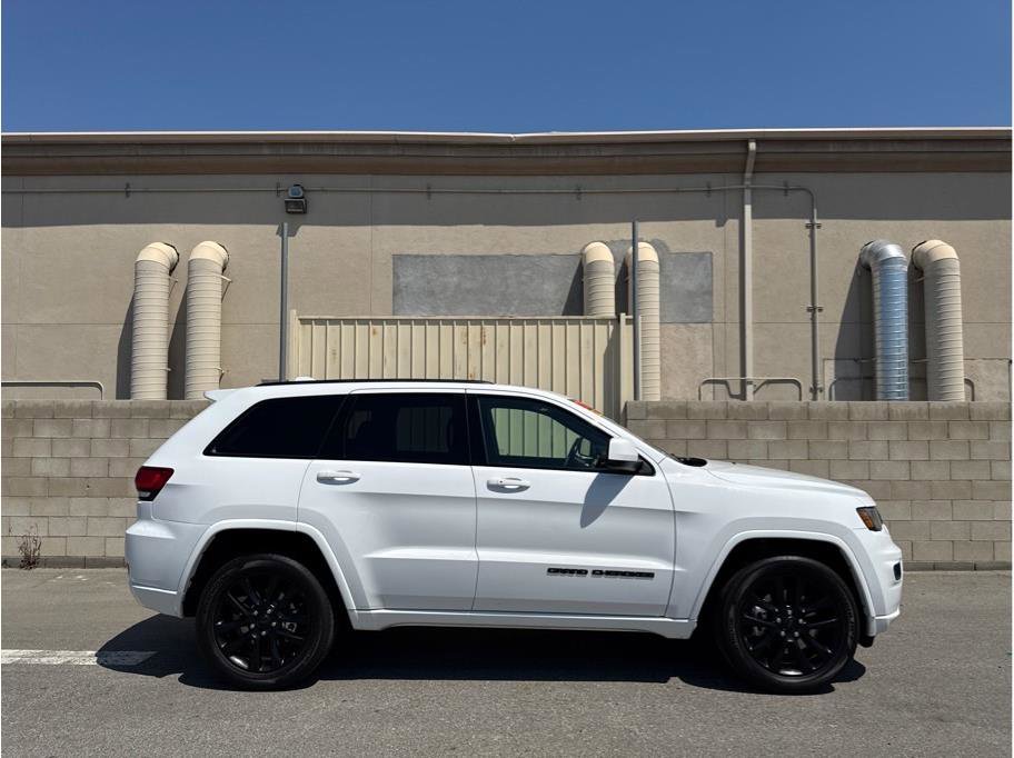 Used 2021 Jeep Grand Cherokee Laredo X image 3