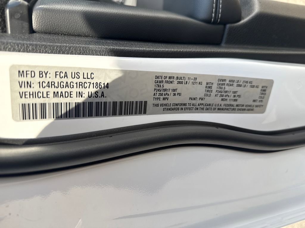 Used 2024 Jeep Grand Cherokee Laredo image 34