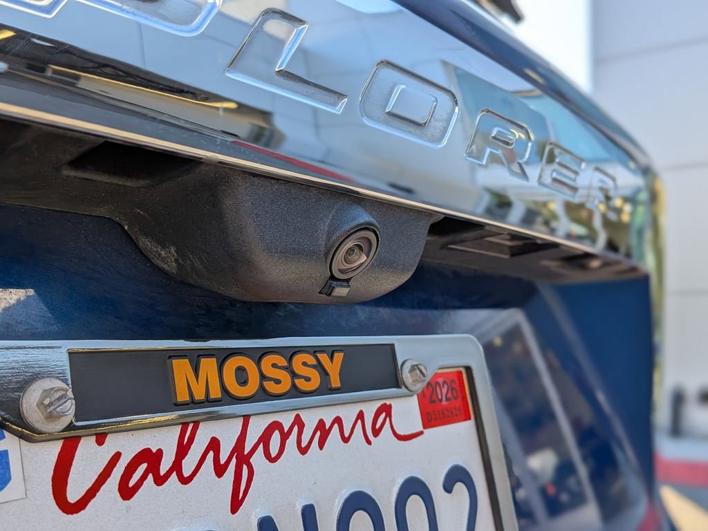 Used 2022 Ford Explorer XLT w/ Equipment Group 202A image 7