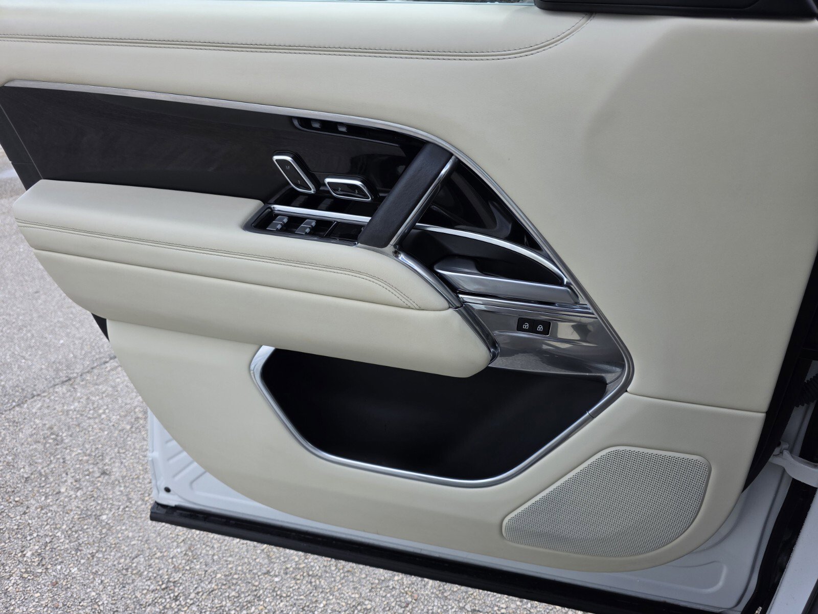 Certified 2024 Land Rover Range Rover SE AWD/4WD image 23