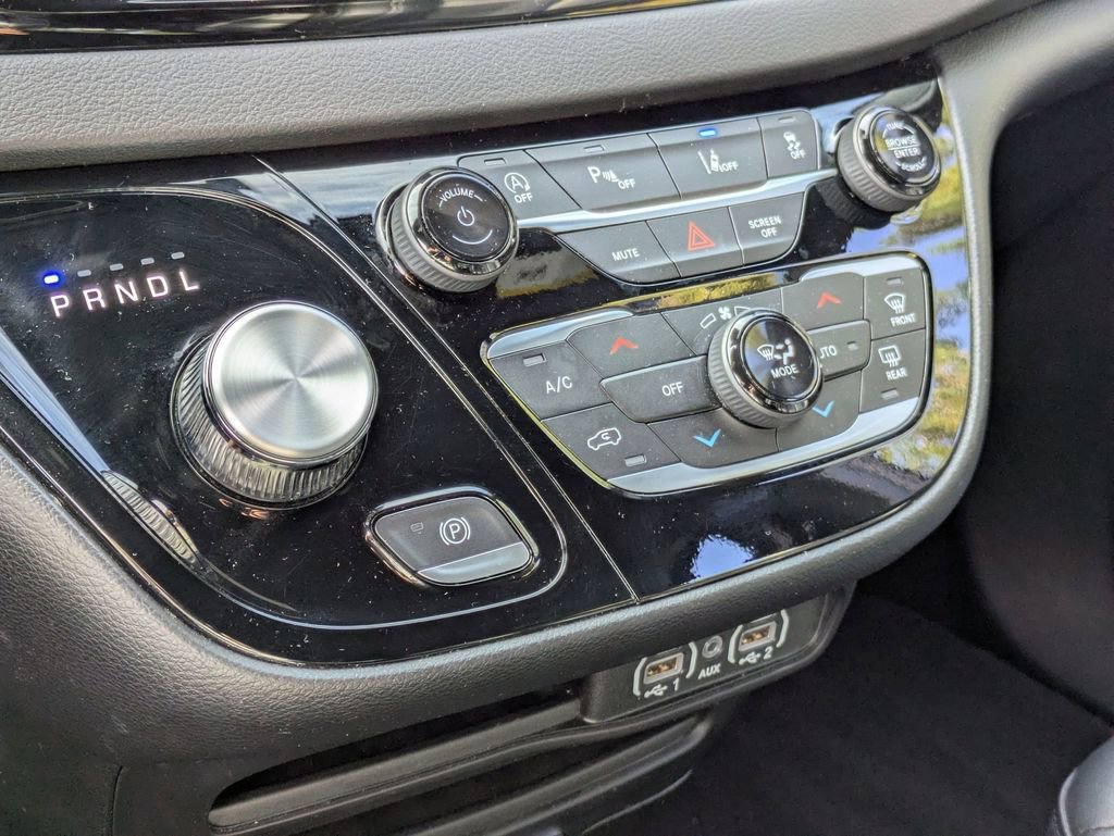 Used 2025 Chrysler Pacifica Select image 21