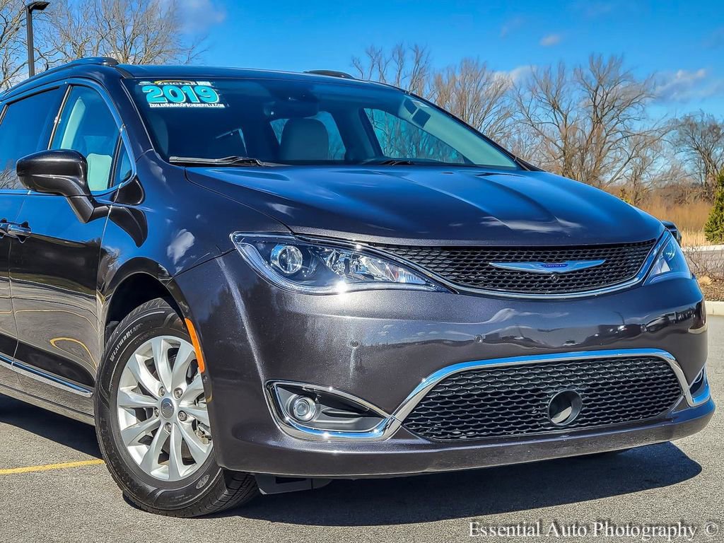 Used 2019 Chrysler Pacifica Touring-L w/ Advanced Safetytec Group image 2