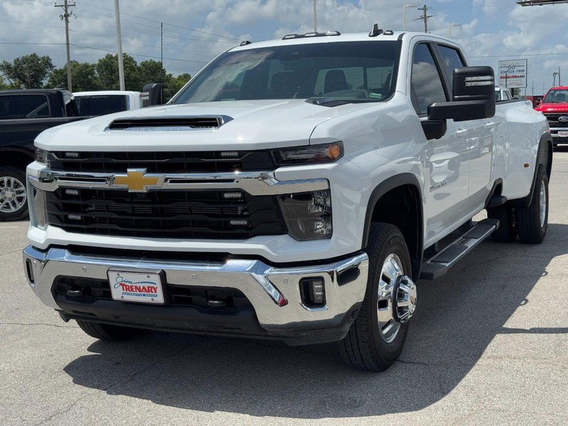 Used 2026 Chevrolet Silverado 3500 LT w/ All Star Edition AWD/4WD image 8