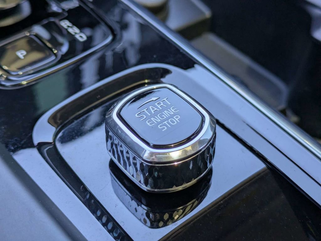 Certified 2023 Volvo XC60 B5 Ultimate w/ Protection Package Premier image 41