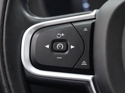 Used 2018 Volvo XC60 T6 Momentum w/ Vision Package image 19