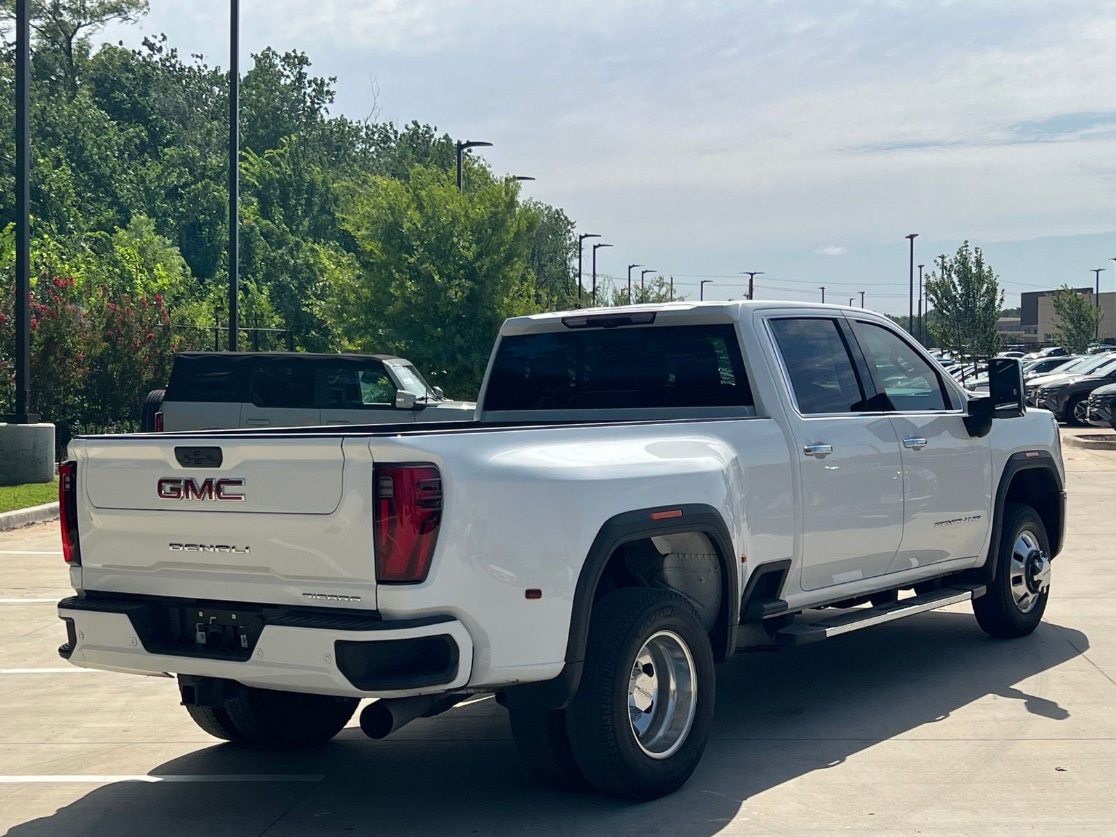 Used 2024 GMC Sierra 3500 Denali w/ Denali Reserve Package AWD/4WD image 13