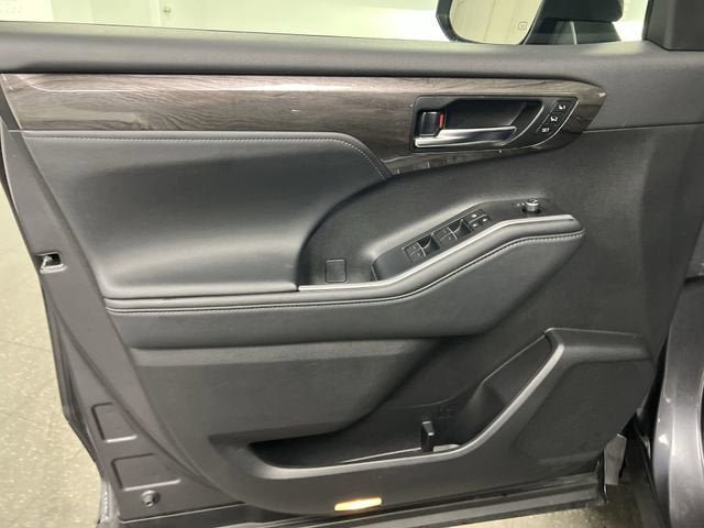 Used 2024 Toyota Highlander Limited AWD/4WD image 22