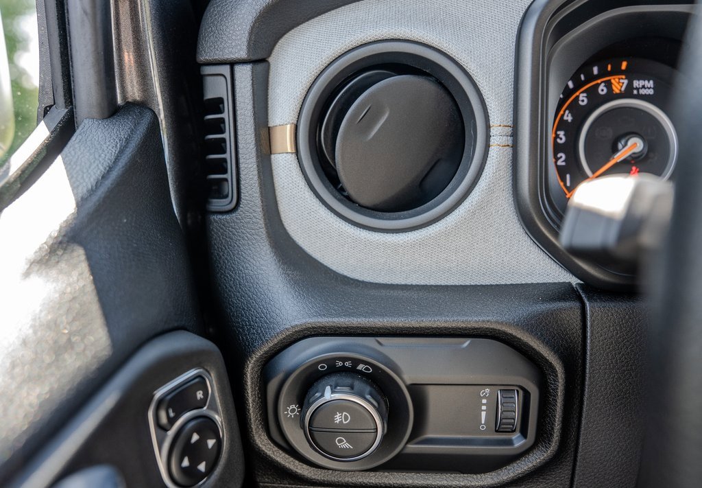 Used 2025 Jeep Gladiator Sport image 9