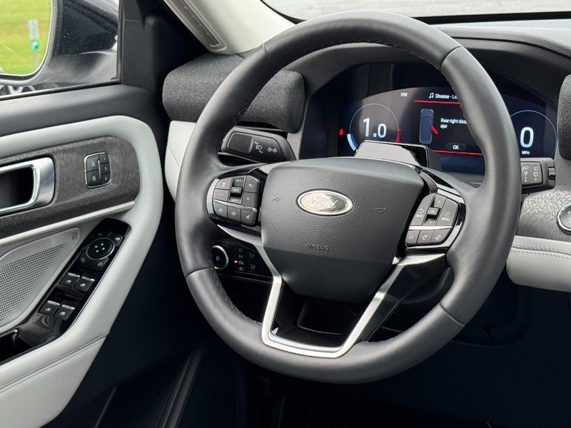 Used 2025 Ford Explorer Platinum w/ Ultimate Package AWD/4WD image 13