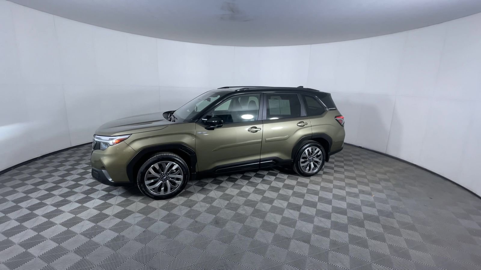 Certified 2025 Subaru Forester Touring w/ Touring Package AWD/4WD image 4