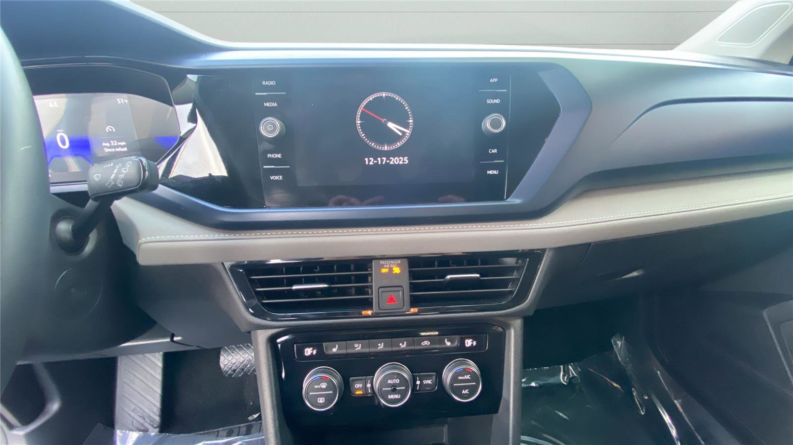 Used 2024 Volkswagen Taos SE image 15