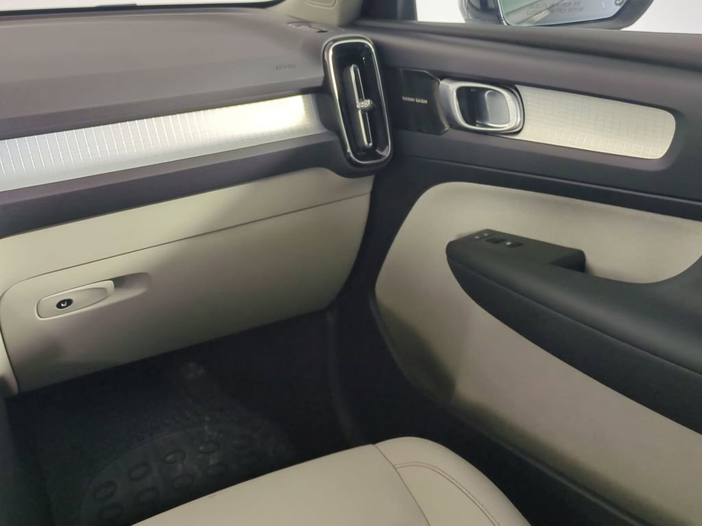 Used 2019 Volvo XC40 T5 R-Design image 20