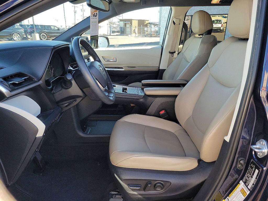 Used 2022 Toyota Sienna XLE image 11