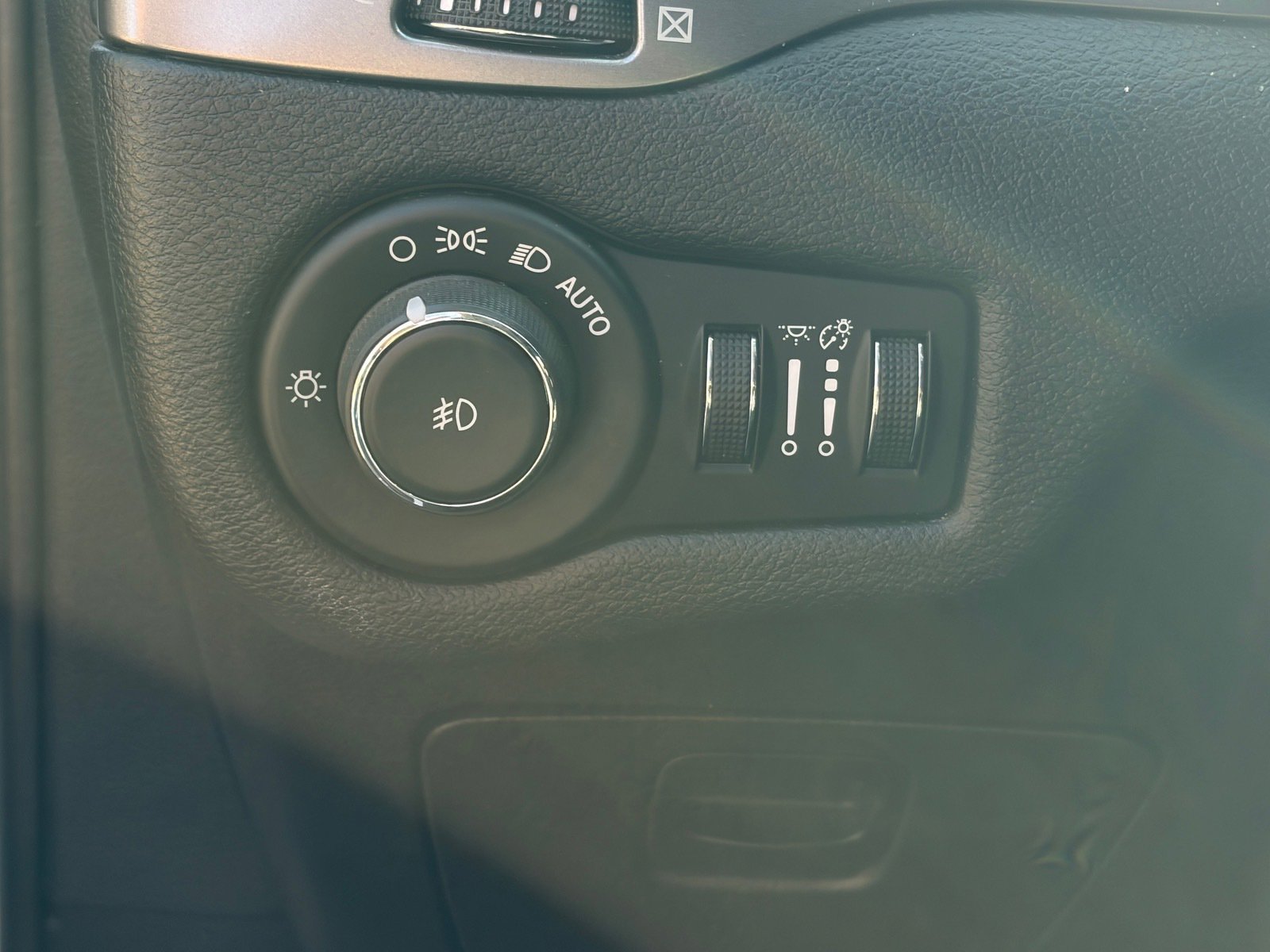 Used 2019 Jeep Cherokee Latitude Plus w/ Cold Weather Group image 10