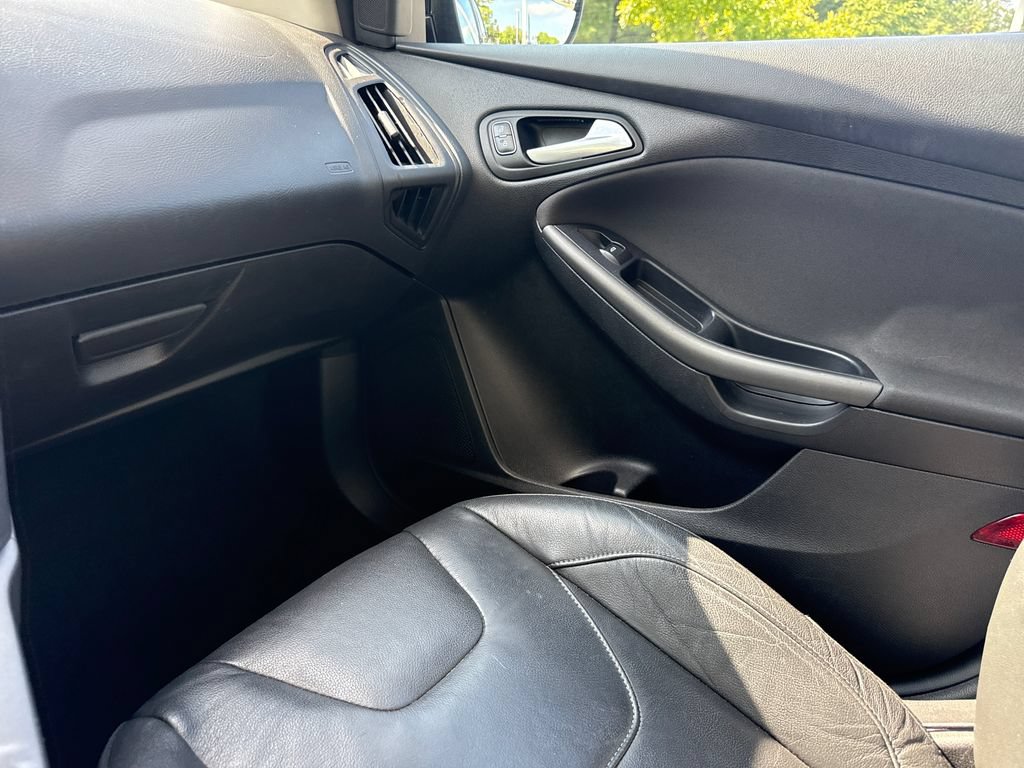 Used 2016 Ford Focus SE w/ Equipment Group 201A FWD image 17