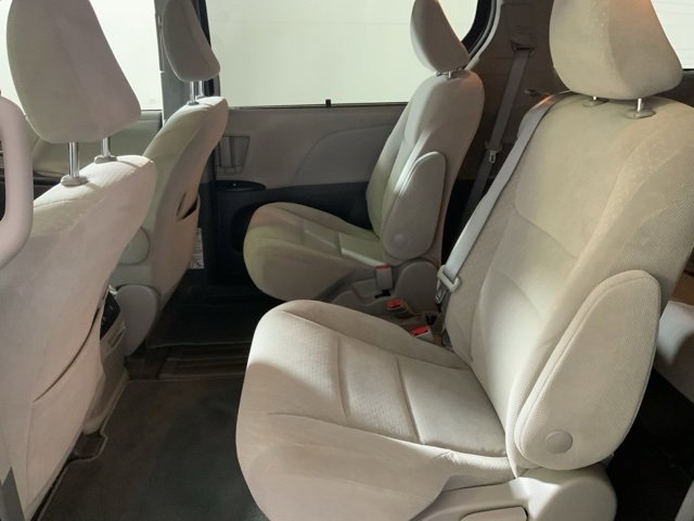 Used 2019 Toyota Sienna LE w/ LE Preferred Package image 28