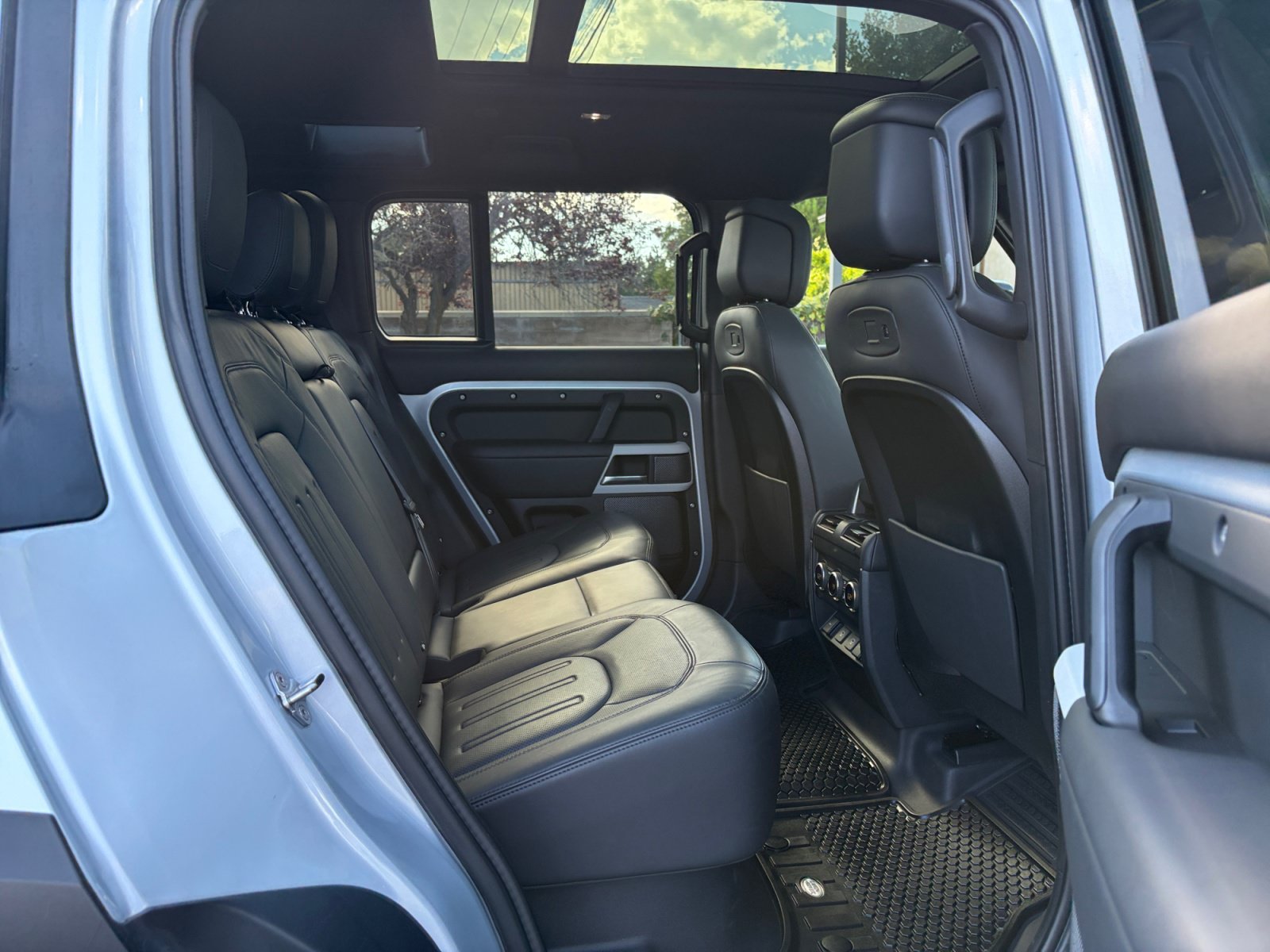 Used 2022 Land Rover Defender 110 XS Edition AWD/4WD image 16