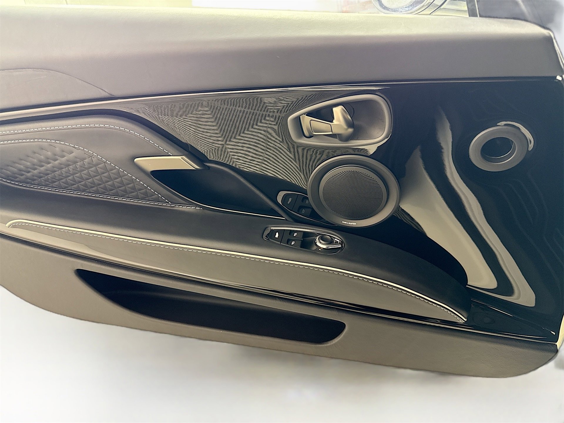 Used 2023 Aston Martin DBS Coupe image 16
