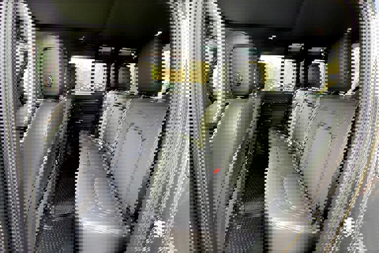 Used 2025 Land Rover Defender 110 X-Dynamic SE image 14