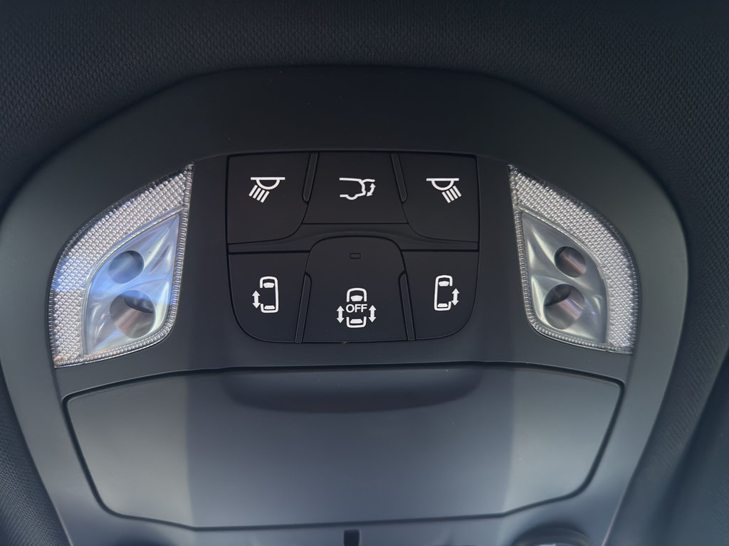Used 2025 Chrysler Pacifica Limited FWD image 36