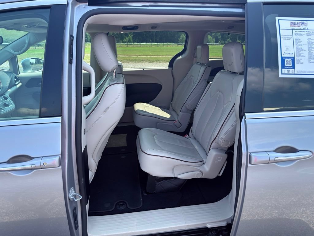 Used 2017 Chrysler Pacifica Limited w/ Advanced Safetytec Group FWD image 27