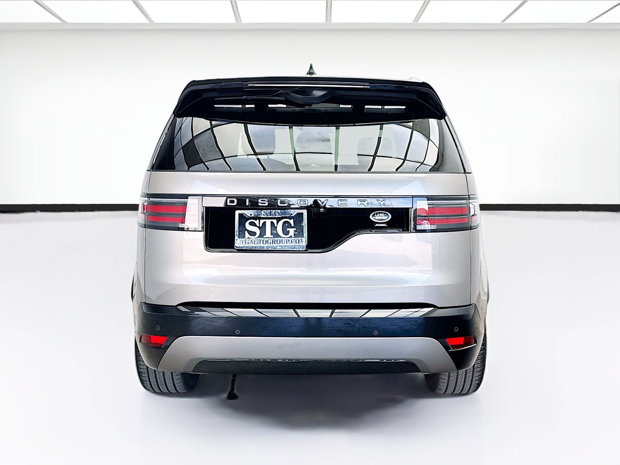 Used 2023 Land Rover Discovery HSE R-Dynamic AWD/4WD image 5
