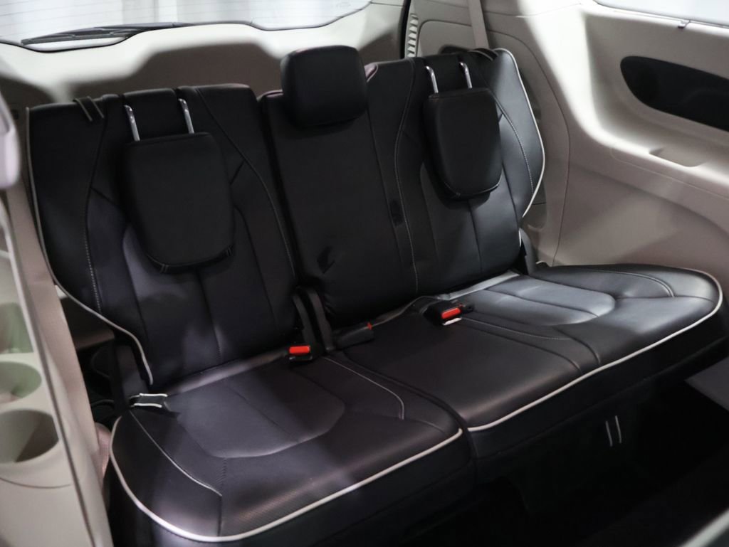 Used 2024 Chrysler Pacifica Limited image 23