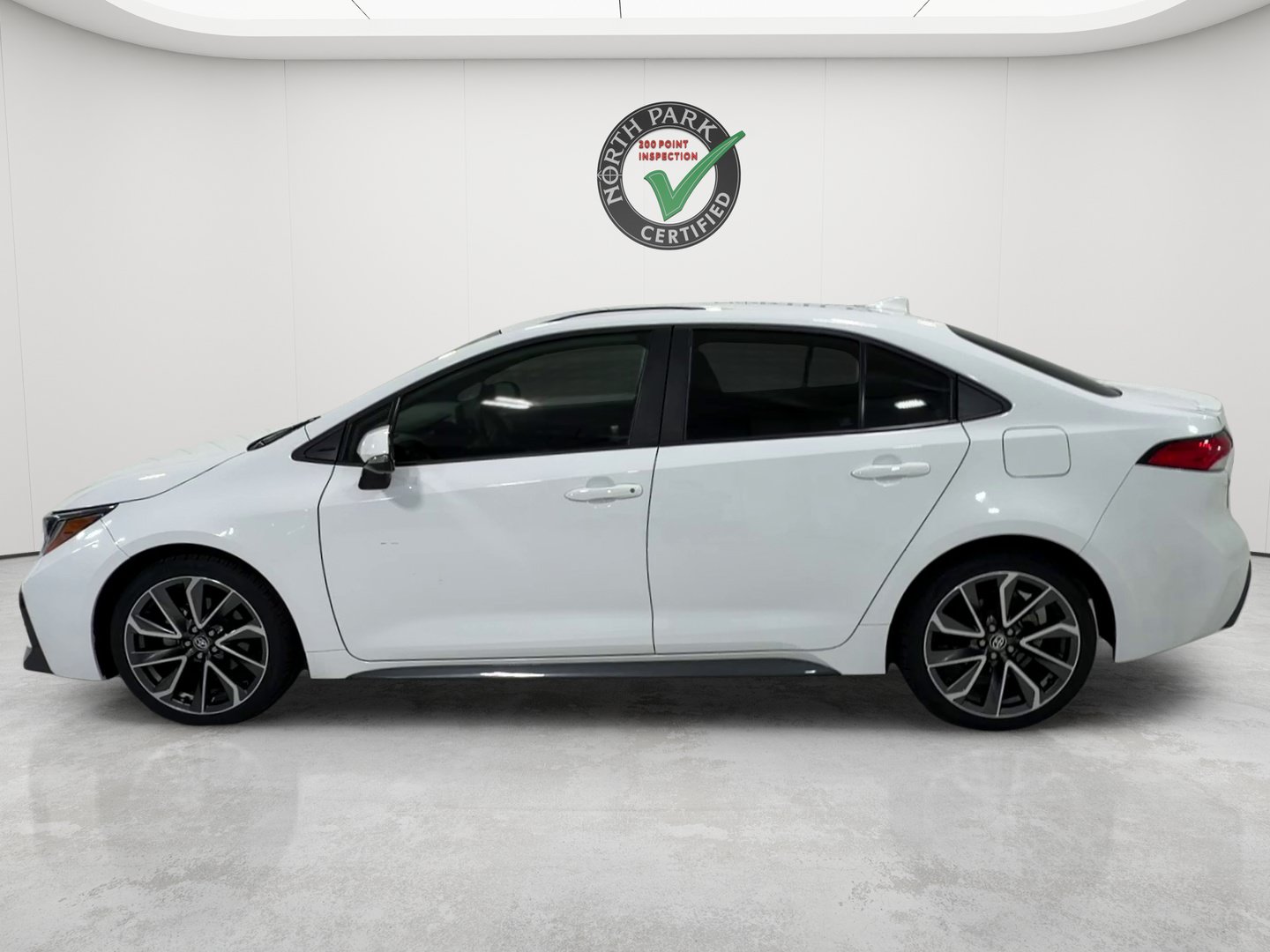 Used 2022 Toyota Corolla SE FWD image 2
