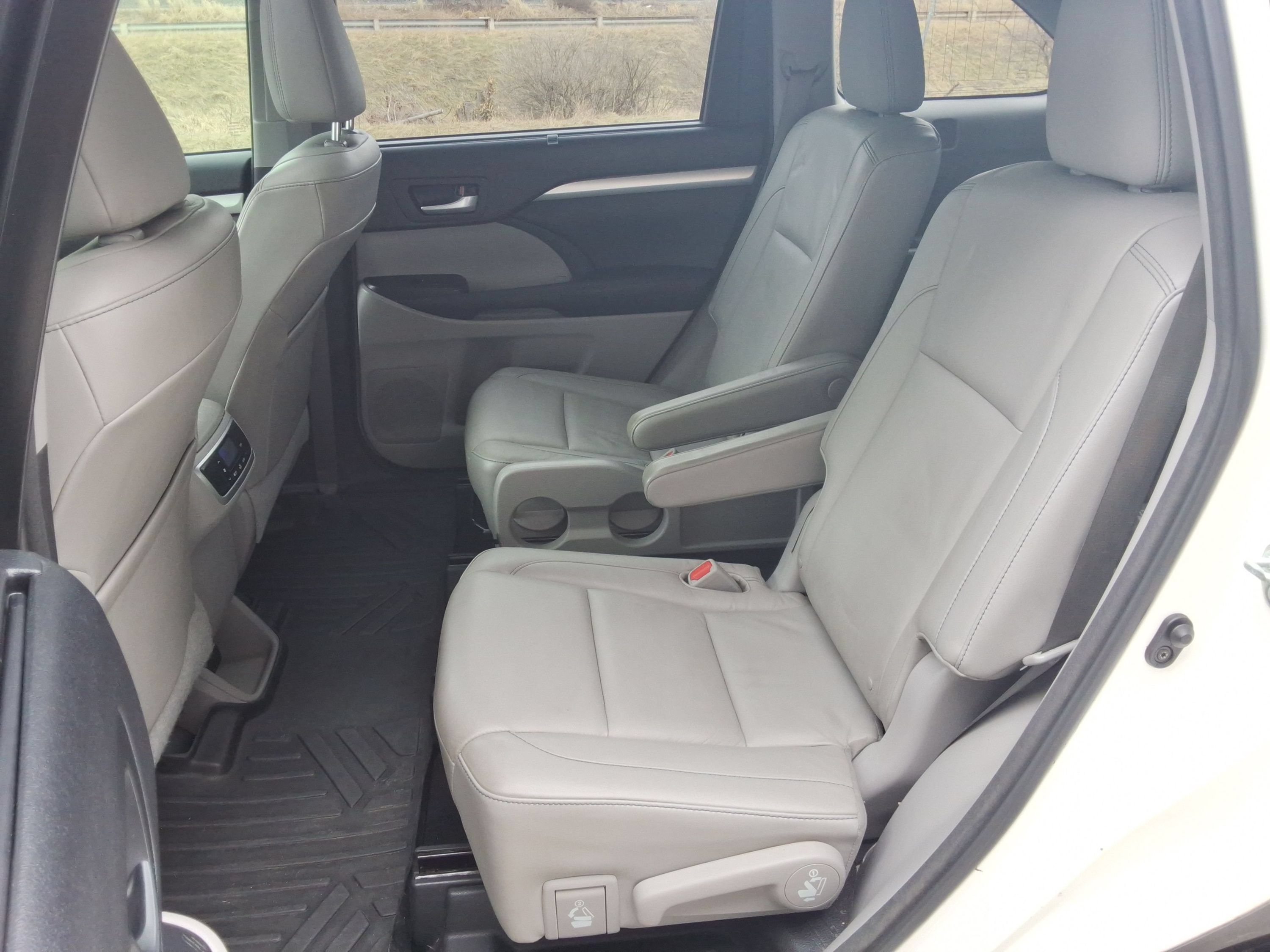 Used 2015 Toyota Highlander XLE AWD/4WD image 30