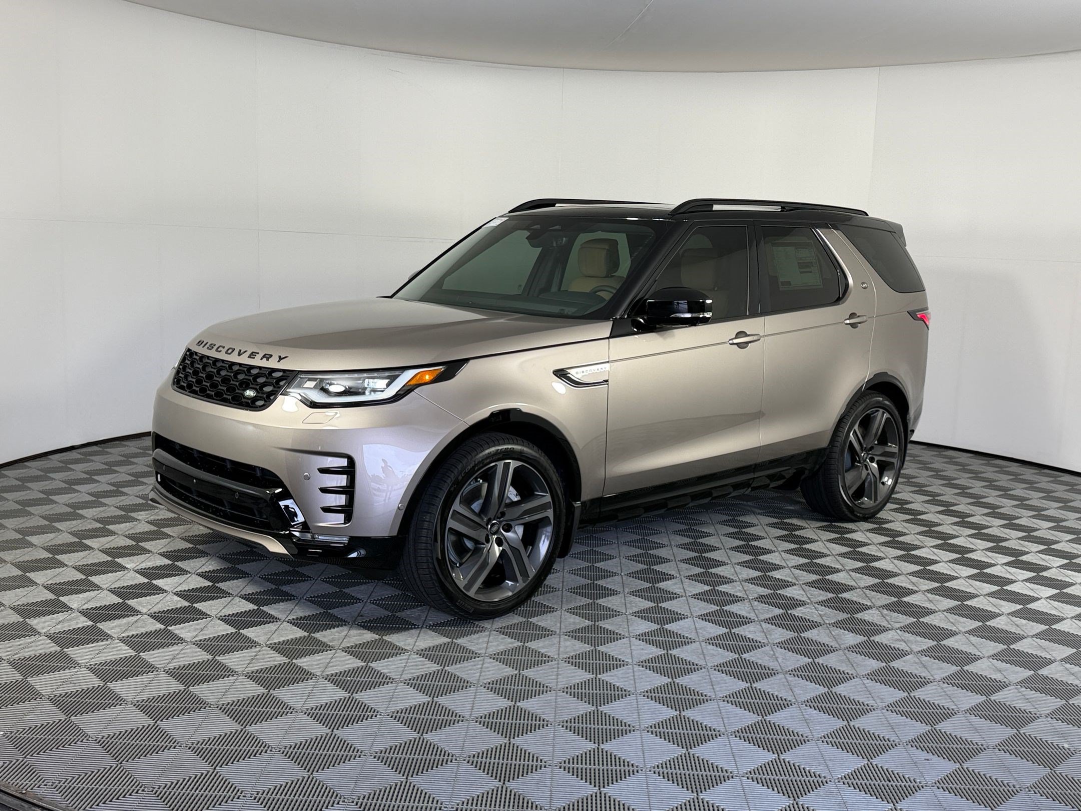 New 2026 Land Rover Discovery Dynamic SE