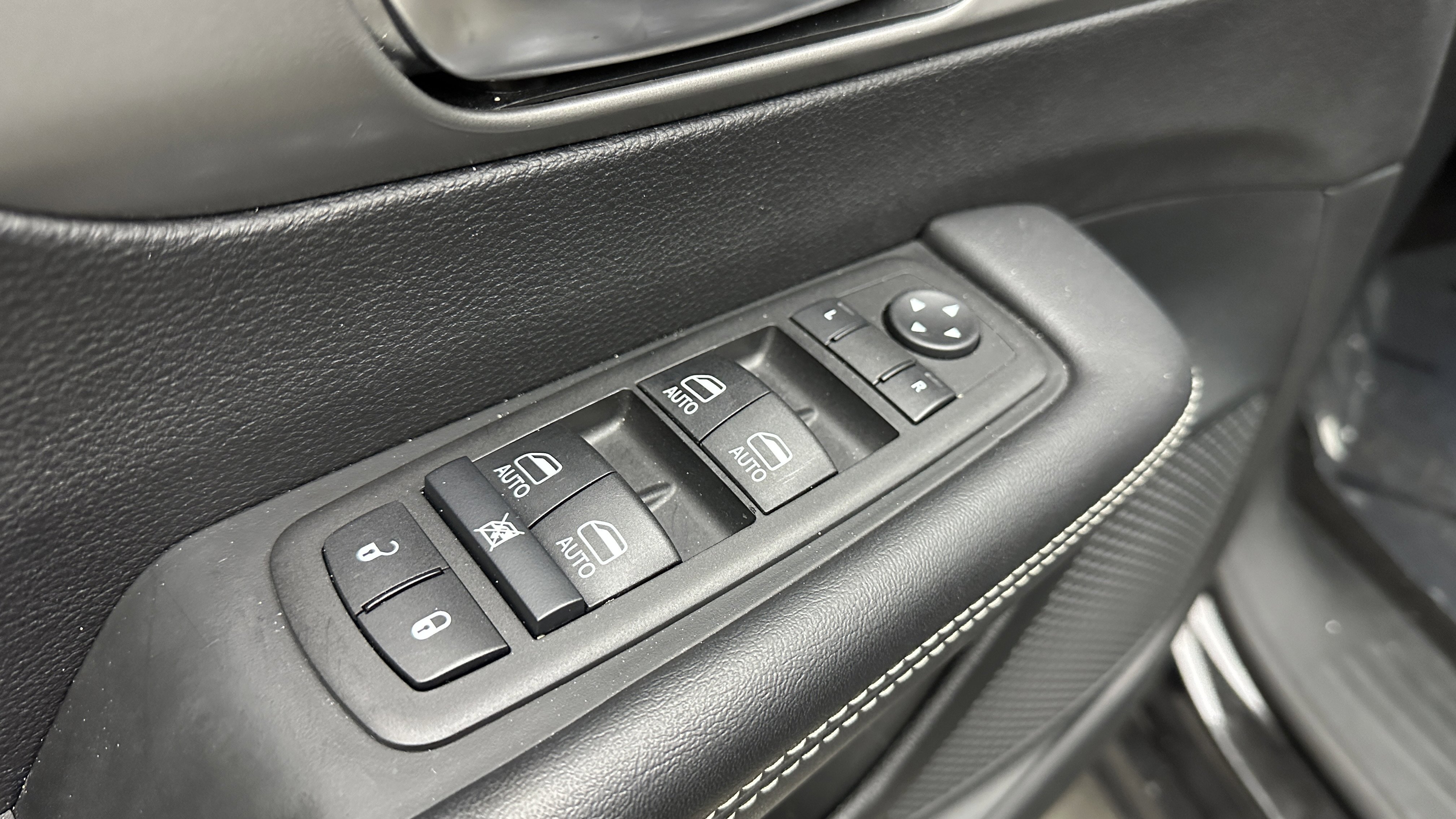 Used 2025 Chrysler Pacifica Select image 11