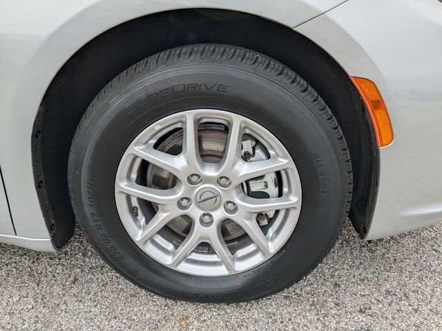 Used 2024 Chrysler Pacifica Touring-L FWD image 10