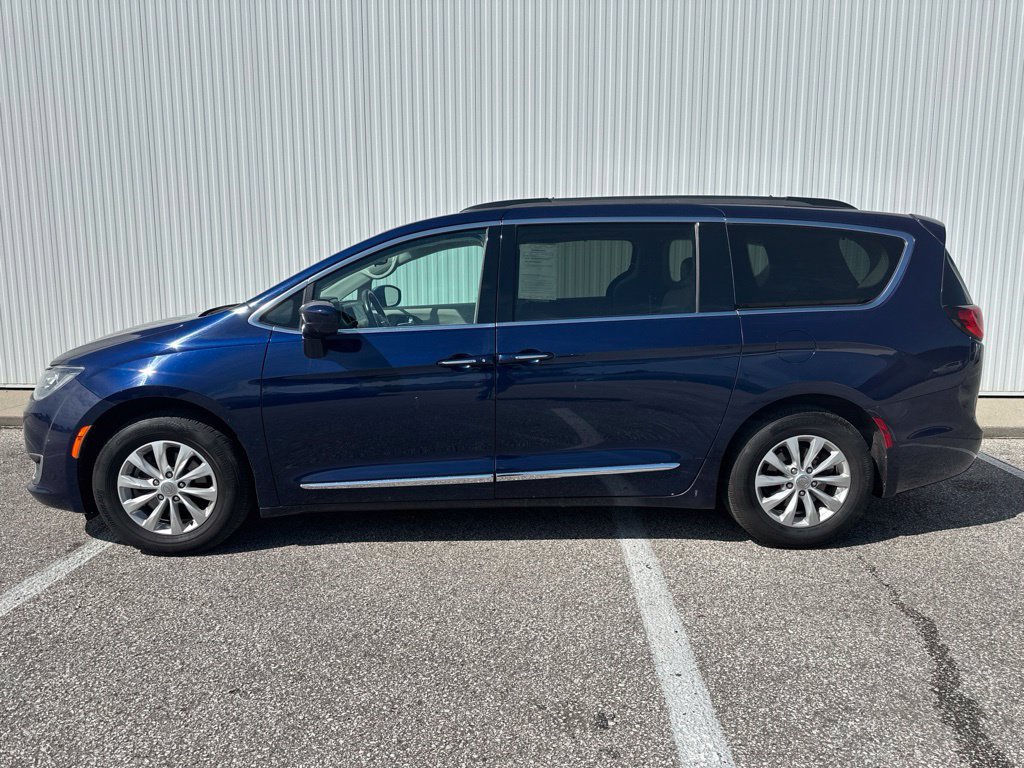 Used 2017 Chrysler Pacifica Touring-L FWD image 3