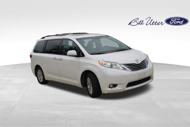 Used 2017 Toyota Sienna XLE Premium FWD image 3